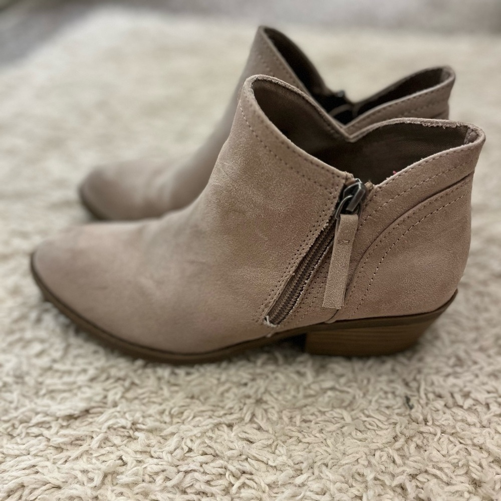 Arizona Jean Company Women's Beige Heeled Boots